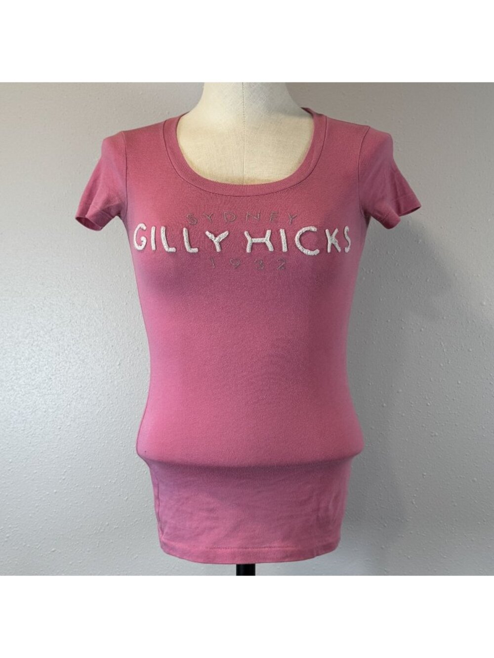 Gilly Hicks Sydney 1932 Graphic Tee Womens Size XS Pink Fitted Short Sleeve Top